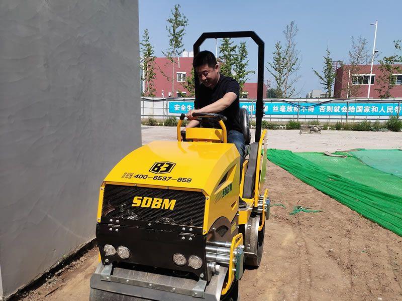 座駕振動(dòng)壓路機(jī)在惡劣環(huán)境下如何工作？