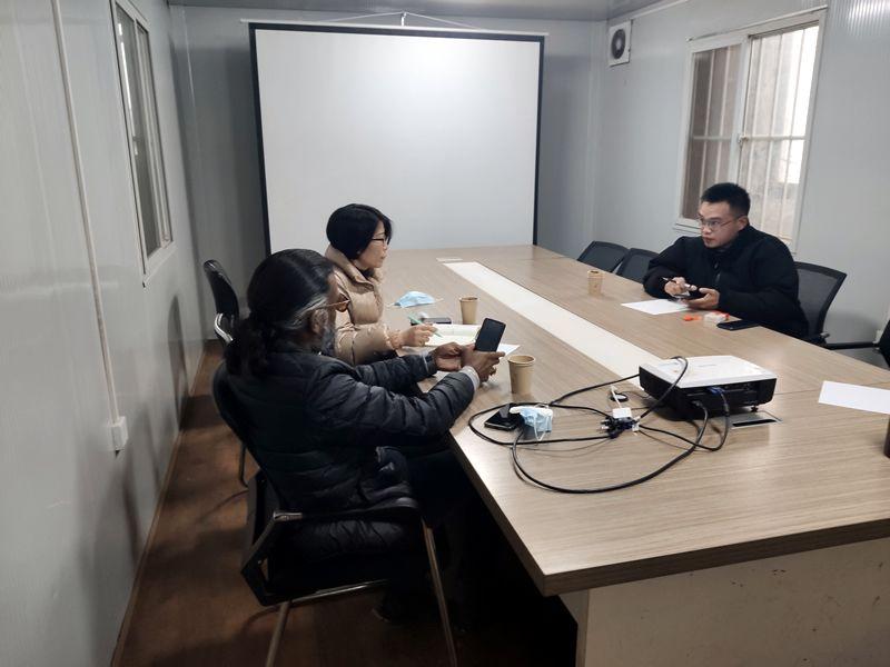 國外客戶來我廠考察，試駕奔馬小型壓路機(jī)