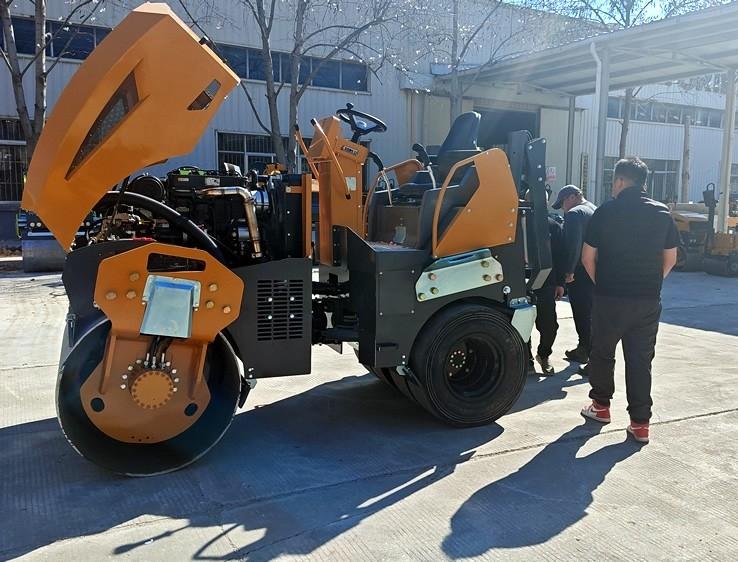 3月18日，哈薩克斯坦客戶來廠體驗考察5噸膠輪壓路機